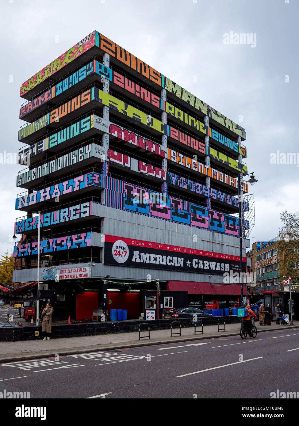 American Carwash London - American Carwash Shoreditch bei 35 Great Eastern St London. Das Hotel liegt am Fuße eines farbenfrohen, mehrstöckigen NCP-Parkplatzes. Stockfoto