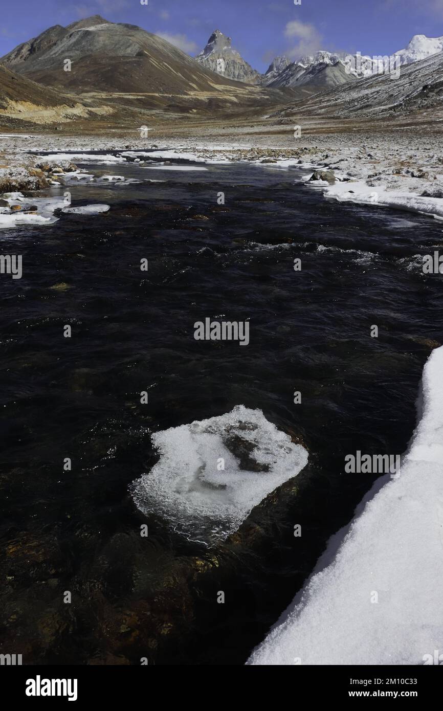 Wunderschönes Yumesodong Tal oder Nullpunkt. Der wunderschöne Bergfluss fließt durch das Tal und ist im Norden von sikkim, indien, vom himalaya umgeben Stockfoto