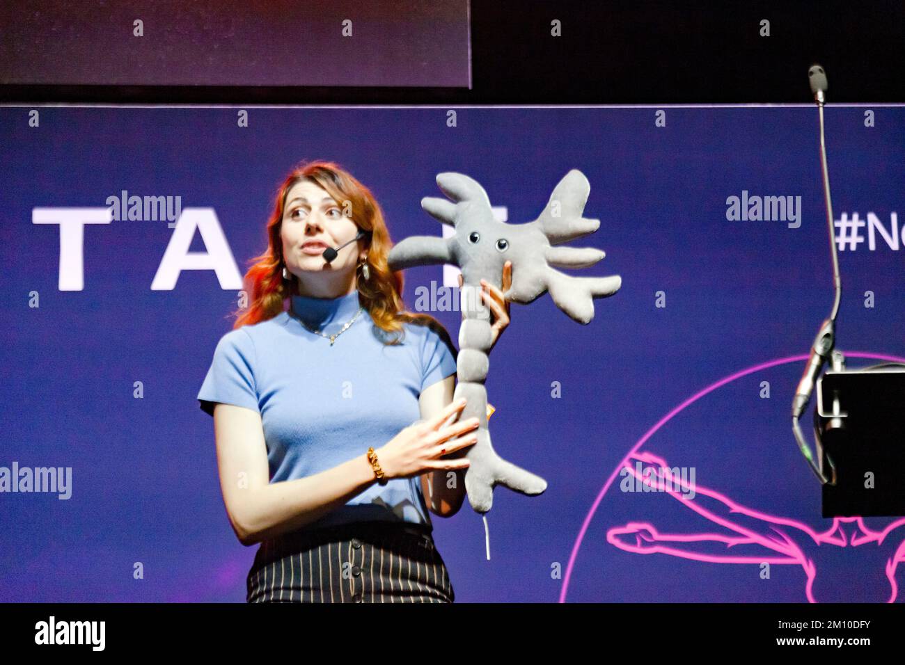 Alina Ivan hält einen Vortrag mit dem Titel „Hack Your Brain“, über das Stadium des Geistes und Körpers, auf der New Scientist Live 2022 Stockfoto