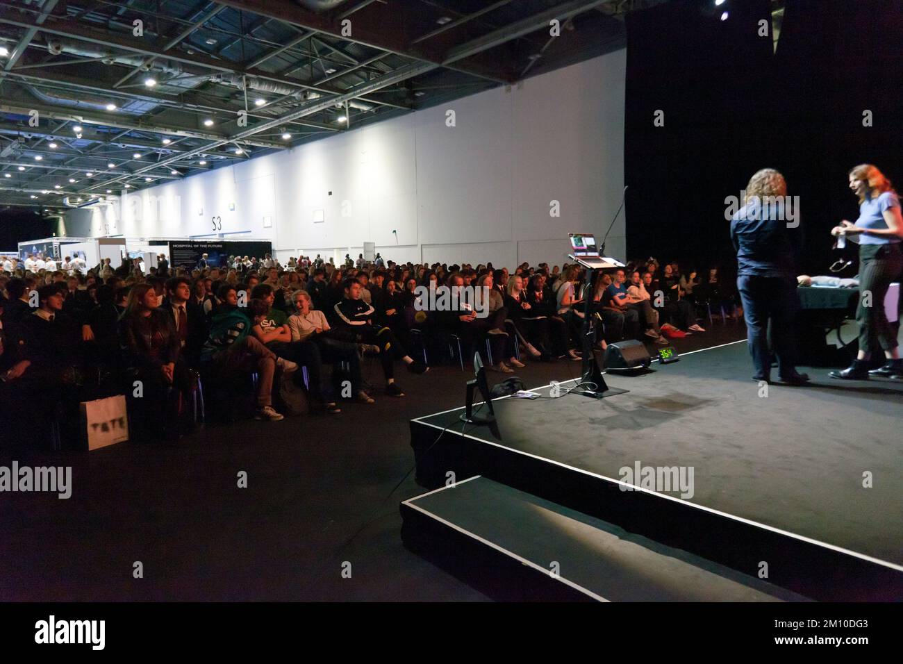 Alina Ivan hält einen Vortrag mit dem Titel „Hack Your Brain“, über das Stadium des Geistes und Körpers, auf der New Scientist Live 2022 Stockfoto