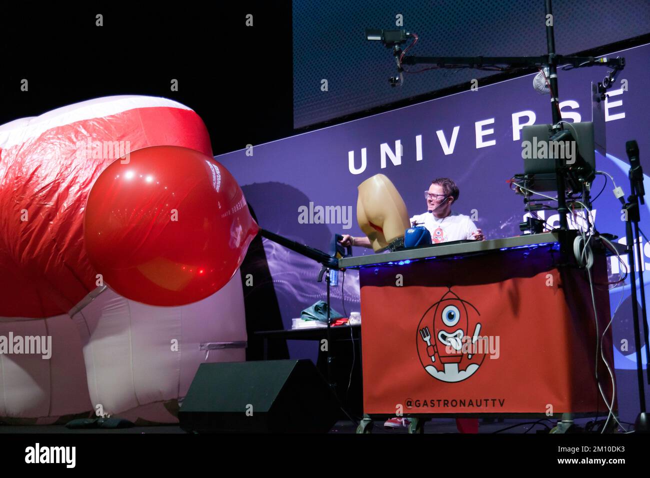 Stefan Gates präsentiert: „Bang! The Science of Explosions“, auf der Bühne des Universums, während des Schultags-Programms, auf der New Scientist Live 2022 Stockfoto