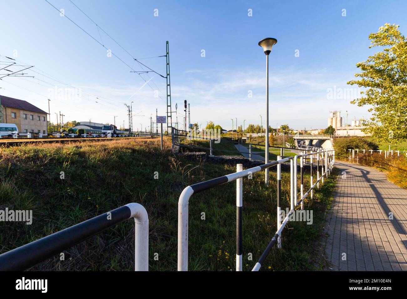 Kreuzung mit verschiedenen Ebenen, Fußgängerzone, Eisenbahn und Straße, Koszegi ut, Sopron, Ungarn Stockfoto