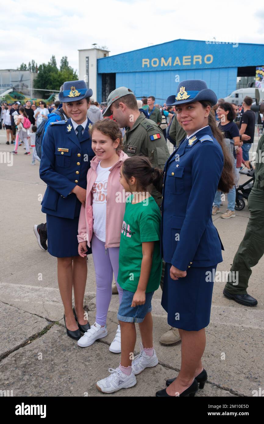 Eine vertikale Aufnahme von Kindern und weiblichen Luftwaffenoffizieren auf der Bucharest International Air Show Stockfoto