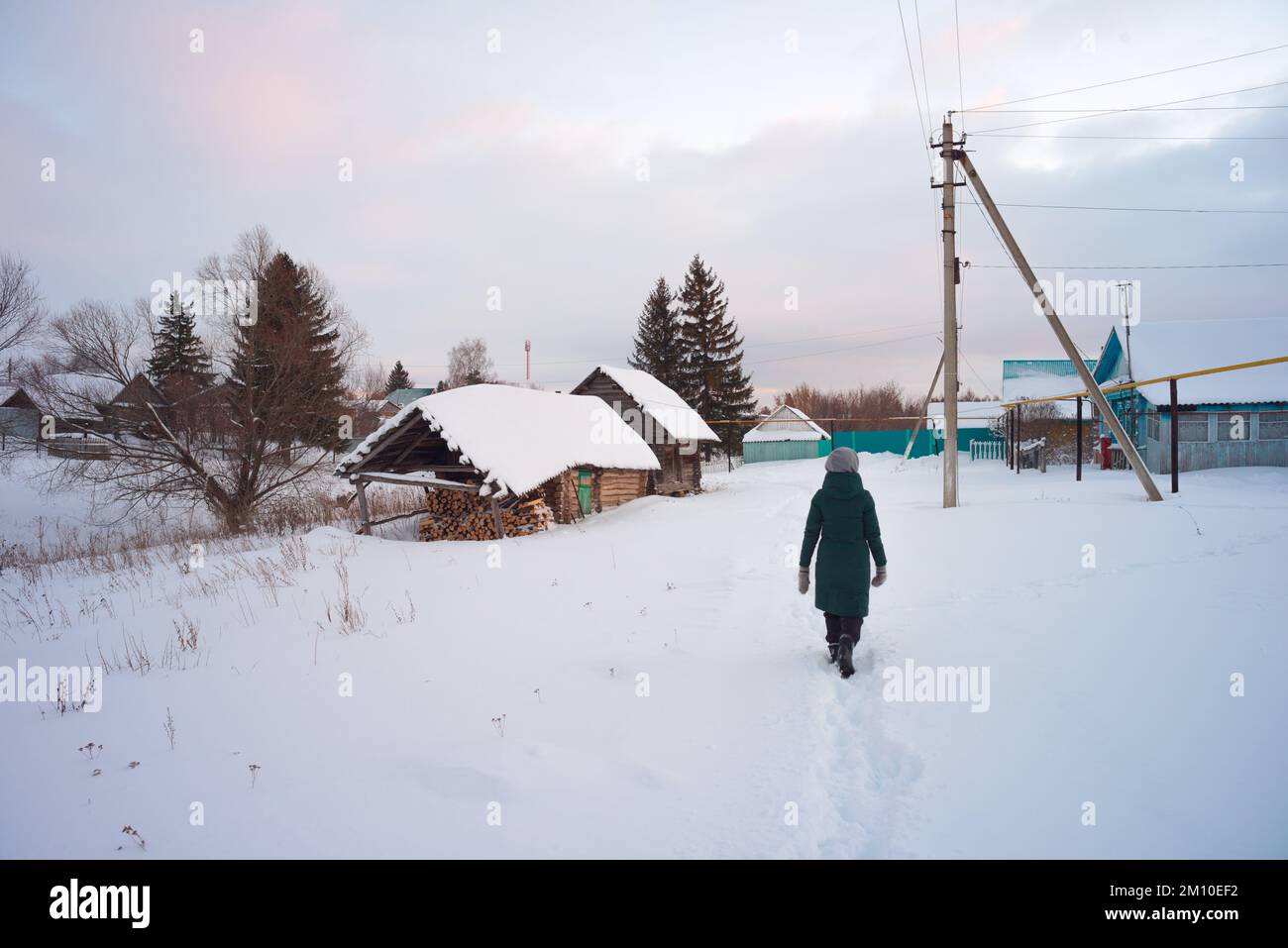 Kleines altes Dorf im russischen Norden. Wintermorgen im Dorf. Stockfoto