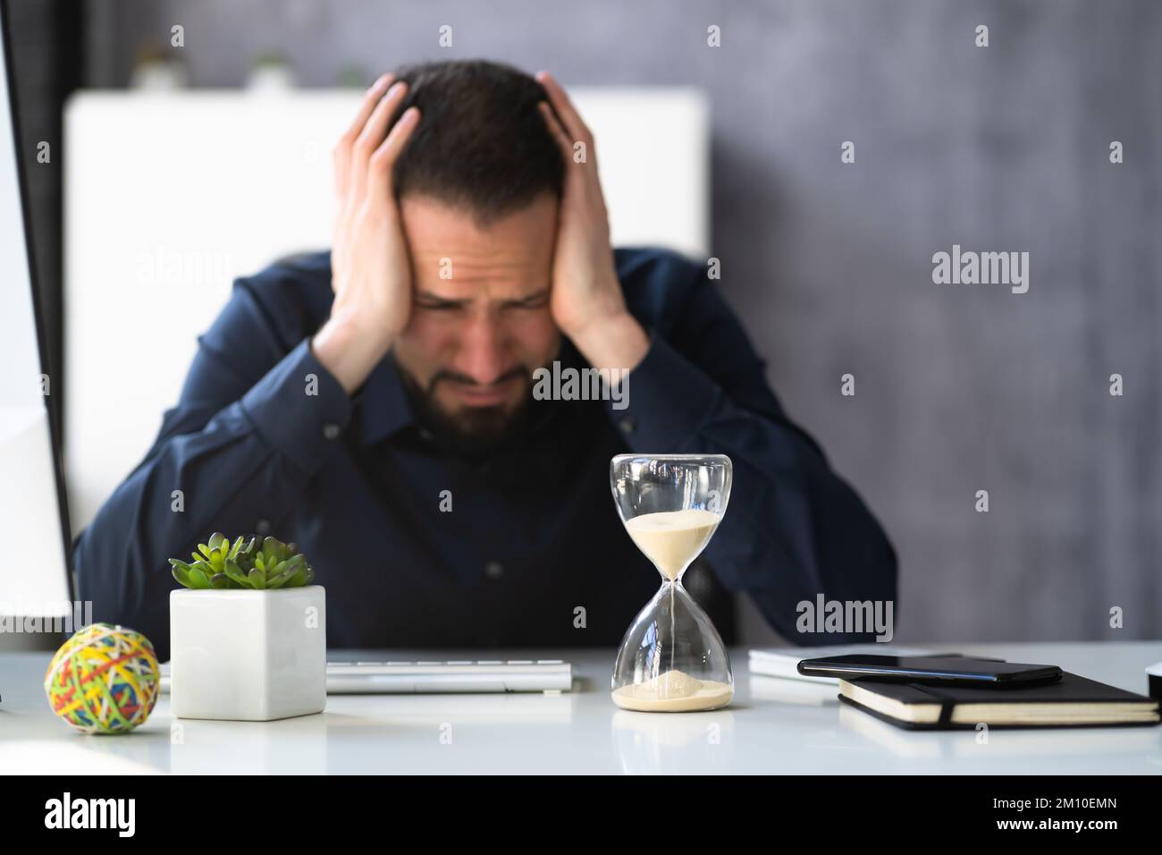 Verspätete Rechnung Und Rechnungsstellung Mit Hourglass Am Schreibtisch Stockfoto