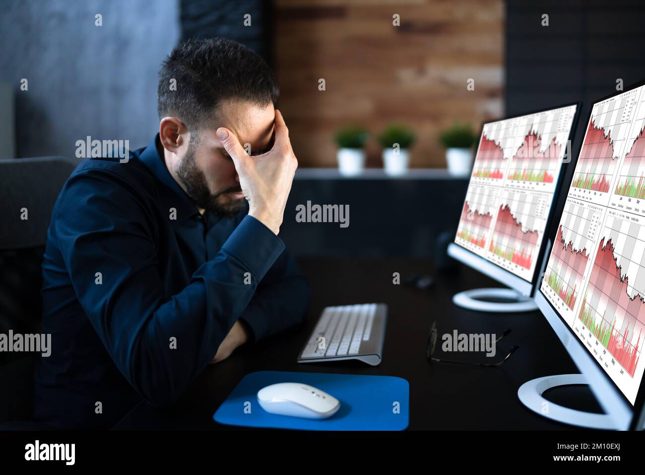 Daten Zu Finanziellen Verlusten. Geschäftsmann Mit Aktienverlust Und -Rückgang Diagramm Stockfoto