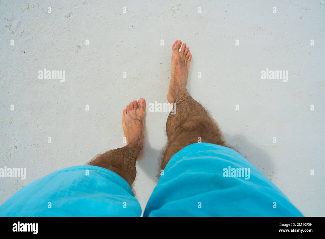 Strandurlaub Im Freien. Personen-POV in Fuß in Wasser Stockfoto