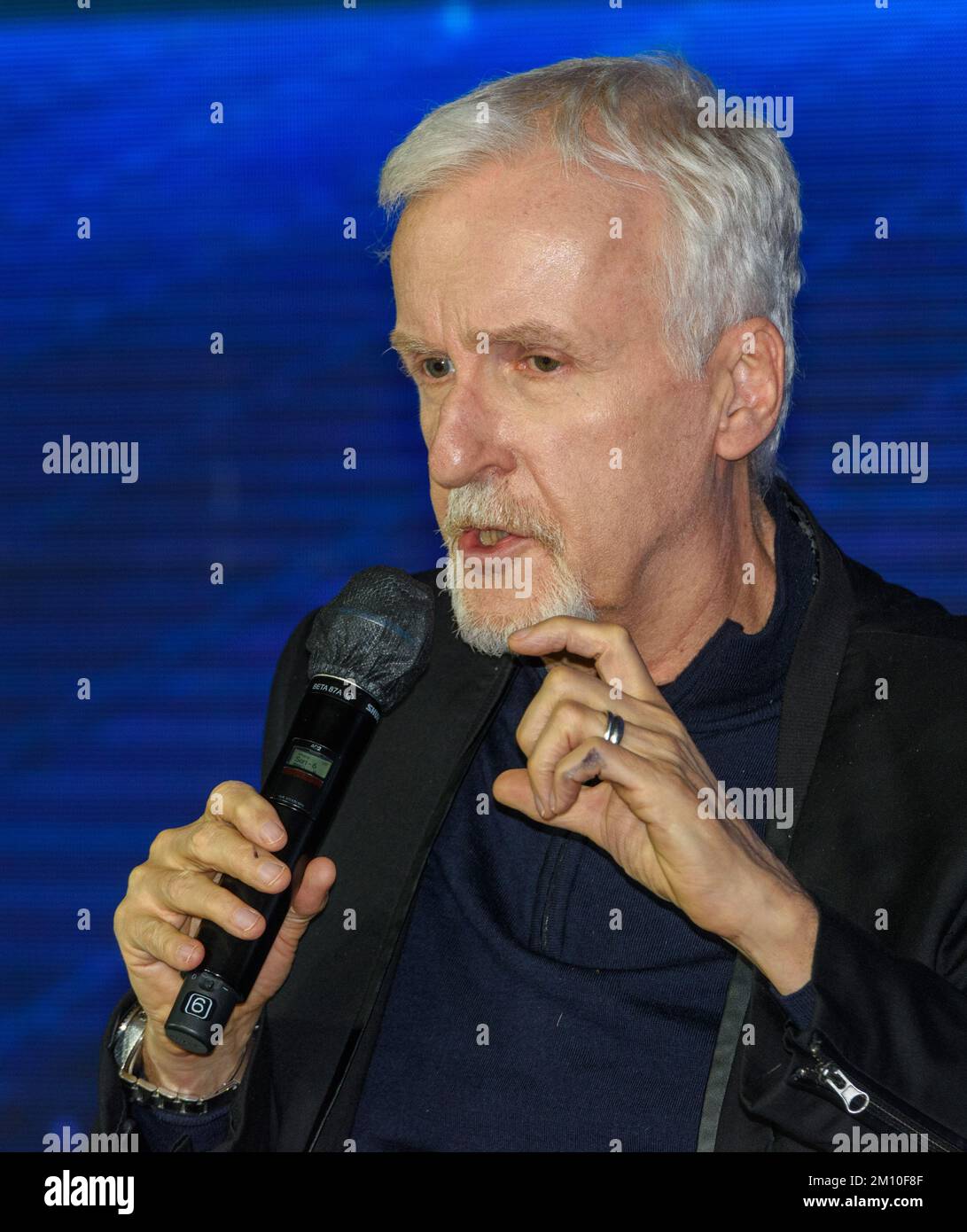 Seoul, Südkorea. 09.. Dezember 2022. Der kanadische Filmemacher James Cameron spricht bei einem zukünftigen Dialog für Global Innovation 2022 in Seoul. Sein neuester Film „Avatar: The Way of Water“ wird am 14. Dezember im Land veröffentlicht. Kredit: SOPA Images Limited/Alamy Live News Stockfoto