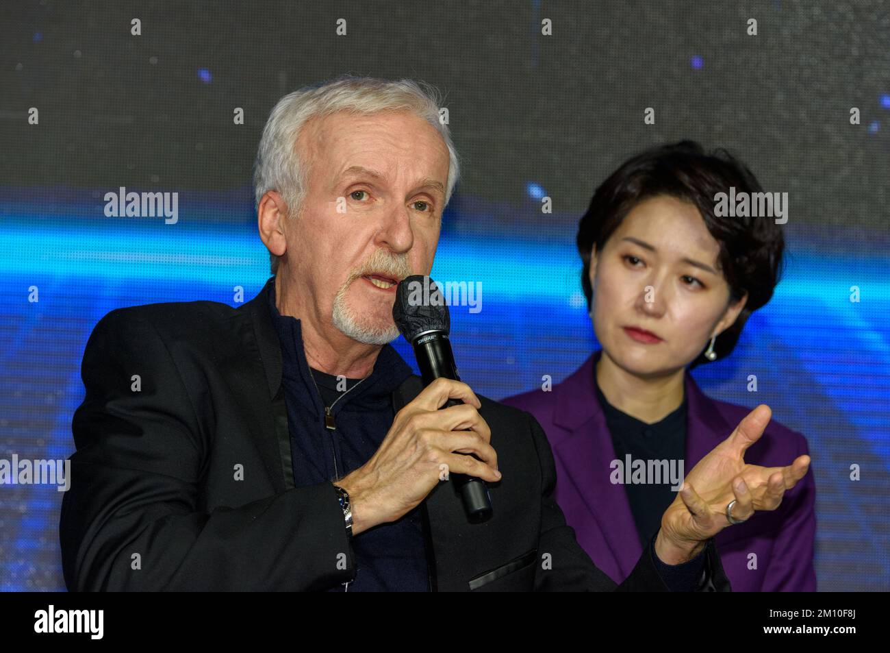 Seoul, Südkorea. 09.. Dezember 2022. Der kanadische Filmemacher James Cameron (L) spricht bei einem zukünftigen Dialog für Global Innovation 2022 in Seoul. Sein neuester Film „Avatar: The Way of Water“ wird am 14. Dezember im Land veröffentlicht. Kredit: SOPA Images Limited/Alamy Live News Stockfoto