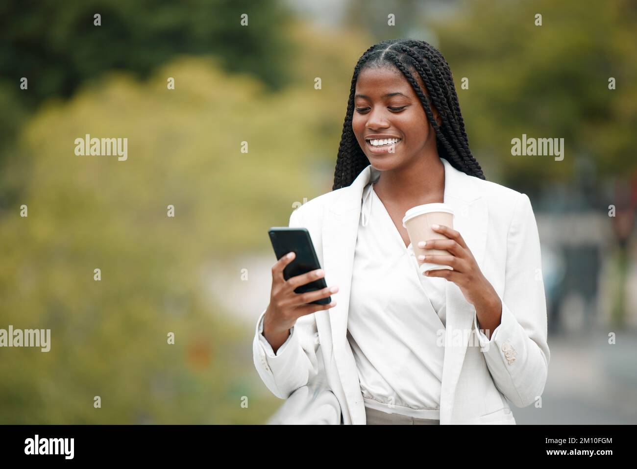 Kaffee, soziale Medien und schwarze Frau mit einem Telefon in einem Park für 5G-Kommunikation, E-Mail und mobile App in Argentinien. Geschäft, Lesen und Mitarbeiter Stockfoto