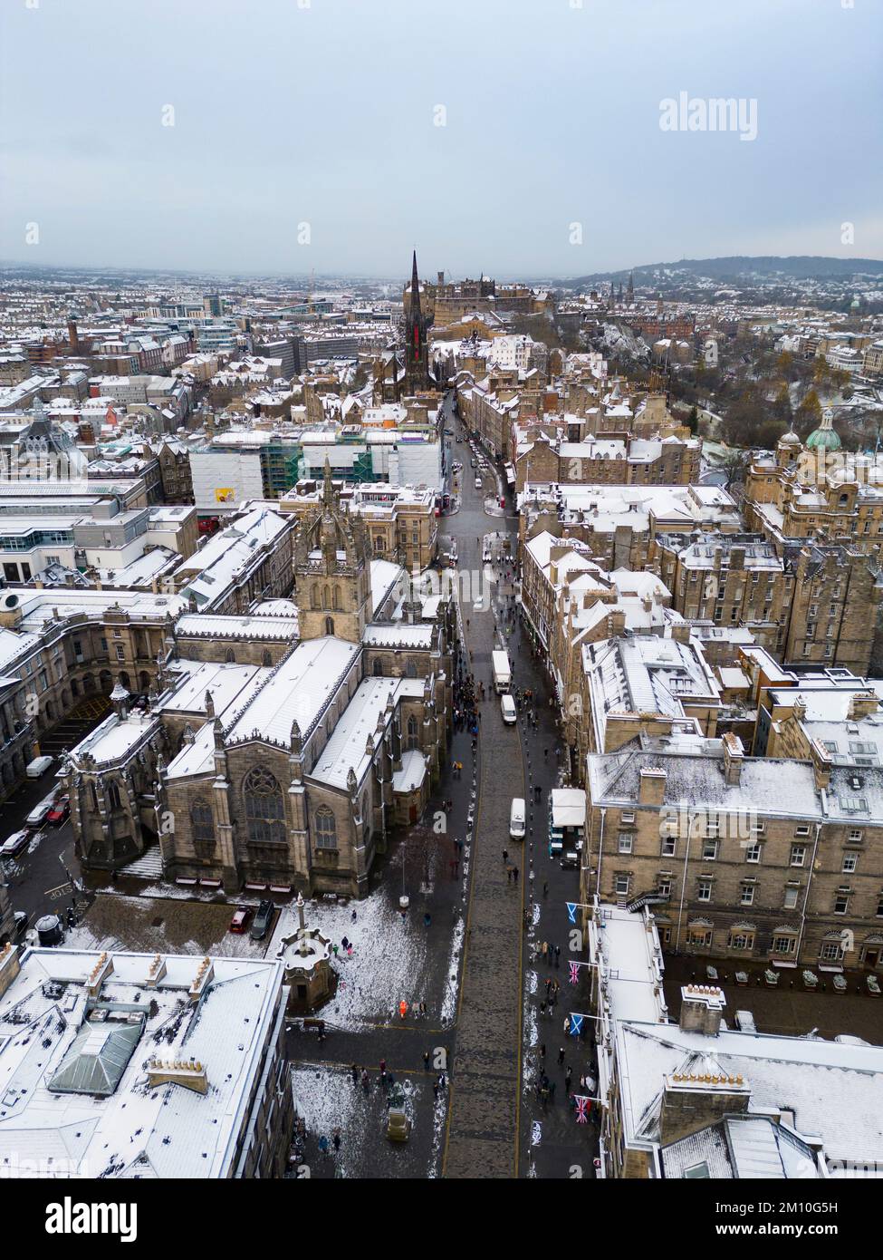 Winterdächer mit schneebedeckten Dächern entlang der Royal Mile in der Altstadt von Edinburgh, Schottland, Großbritannien Stockfoto
