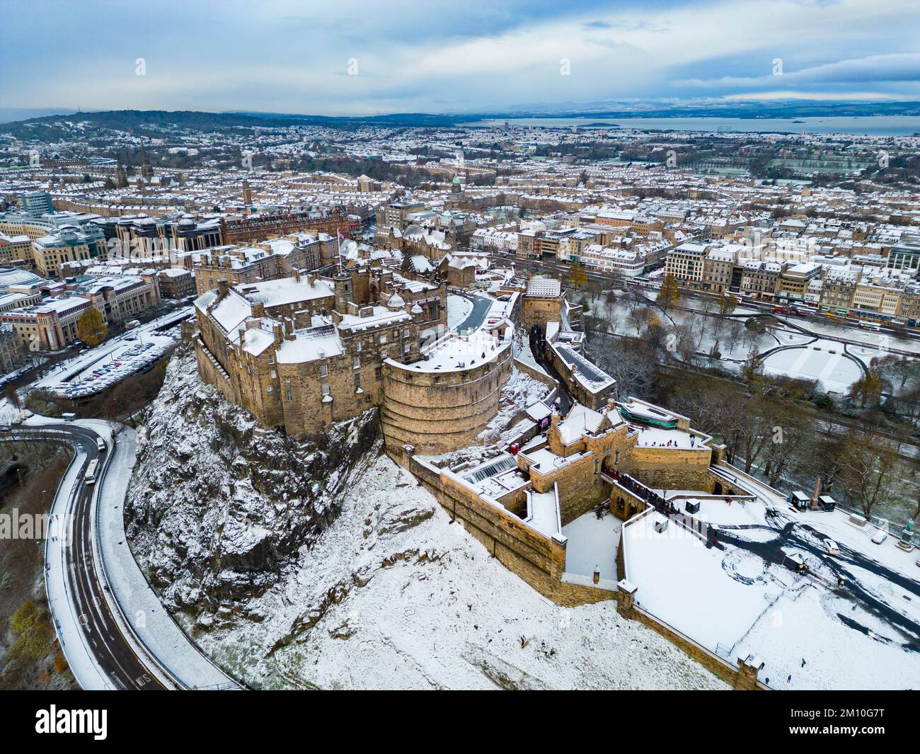 Das im Winter schneebedeckte Edinburgh Castle in Edinburgh, Schottland, Großbritannien, aus der Vogelperspektive Stockfoto