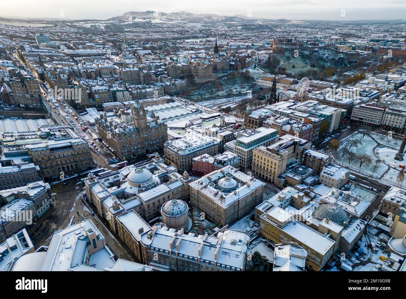 Winterdächer mit schneebedeckten Dächern in Edinburgh, Schottland, Großbritannien, aus der Vogelperspektive Stockfoto