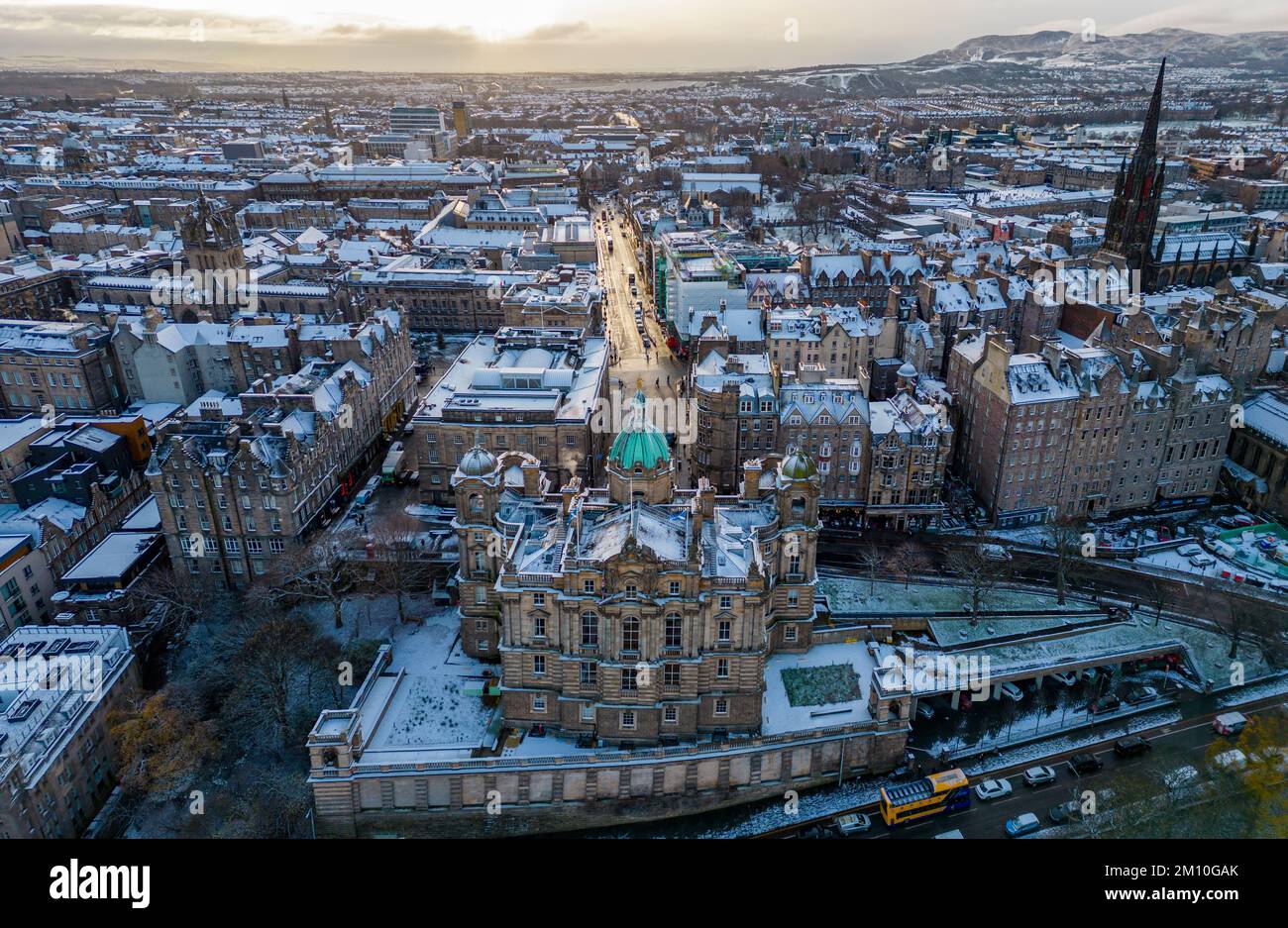 Winterdächer mit schneebedeckten Dächern in Edinburgh Old Town, Schottland, Großbritannien, aus der Vogelperspektive Stockfoto