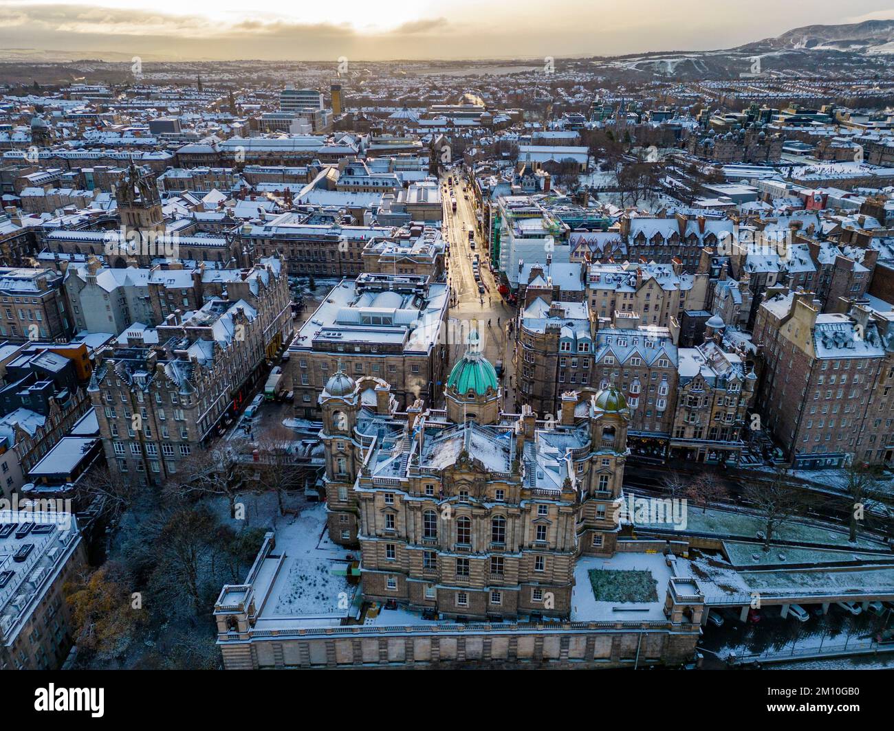 Winterdächer mit schneebedeckten Dächern in Edinburgh Old Town, Schottland, Großbritannien, aus der Vogelperspektive Stockfoto