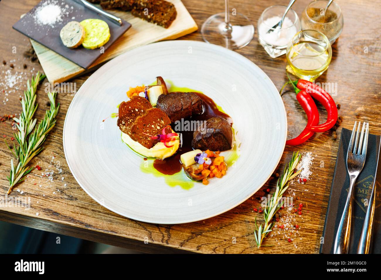 Reh-Filet. Trüffel-Kartoffelpüree, Porcini-Pilze, gebackener Lauch und ...