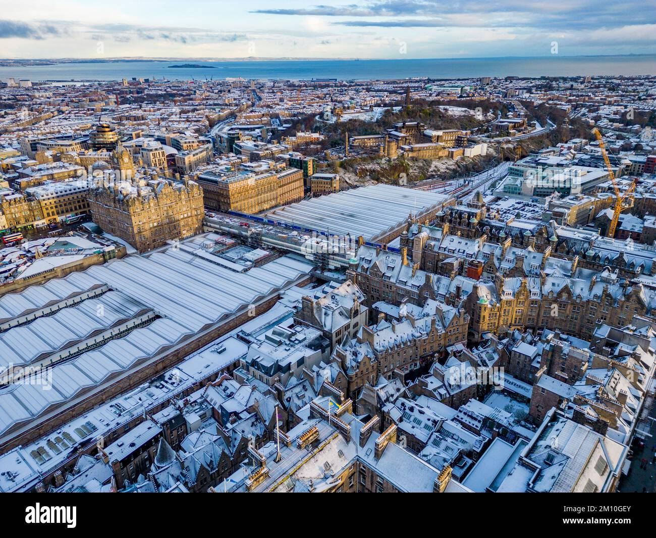 Winterdächer mit schneebedeckten Dächern in Edinburgh, Schottland, Großbritannien, aus der Vogelperspektive Stockfoto