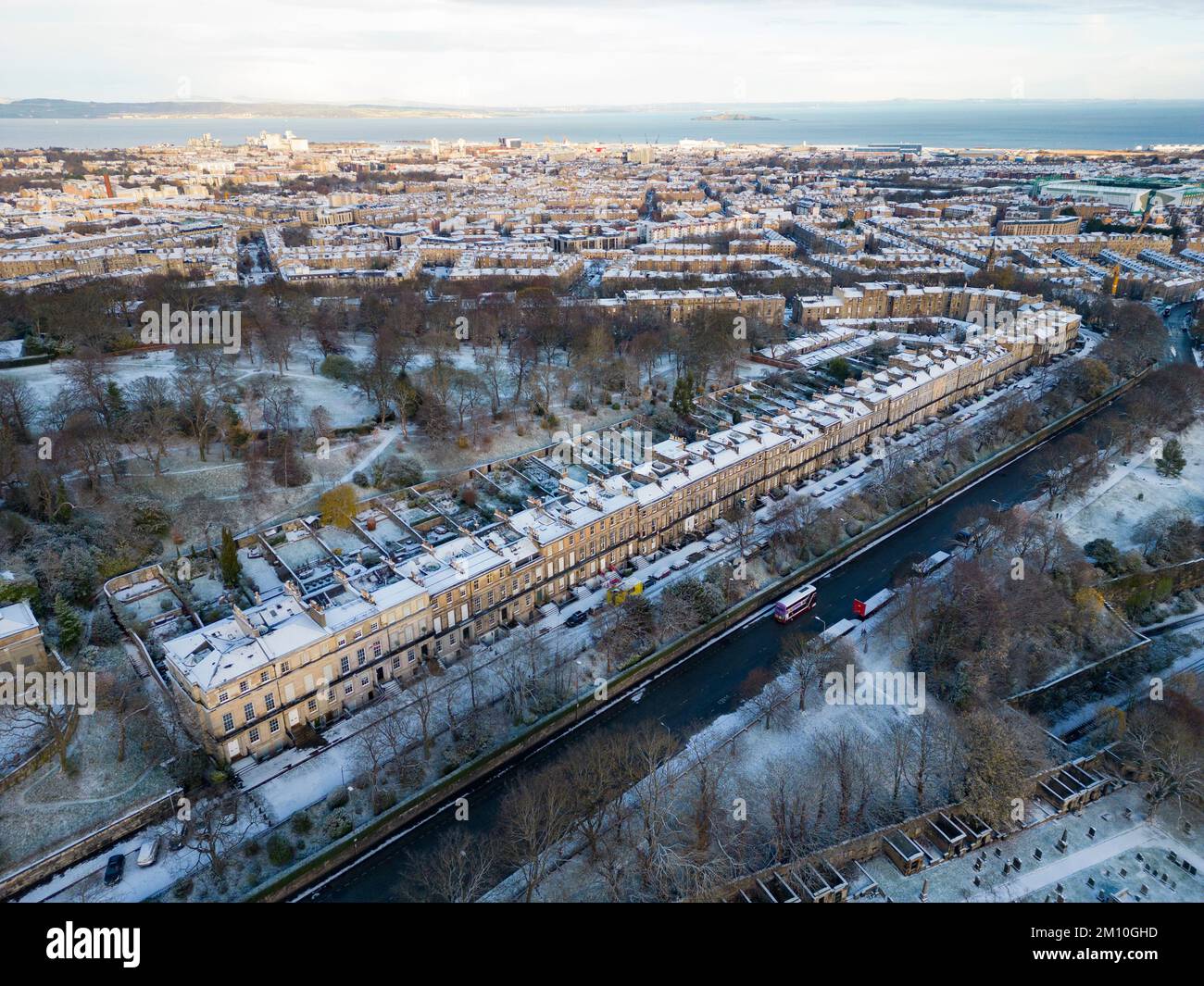 Winterdächer mit schneebedeckten Dächern auf der Regent Terrace in Edinburgh, Schottland, Großbritannien, aus der Vogelperspektive Stockfoto