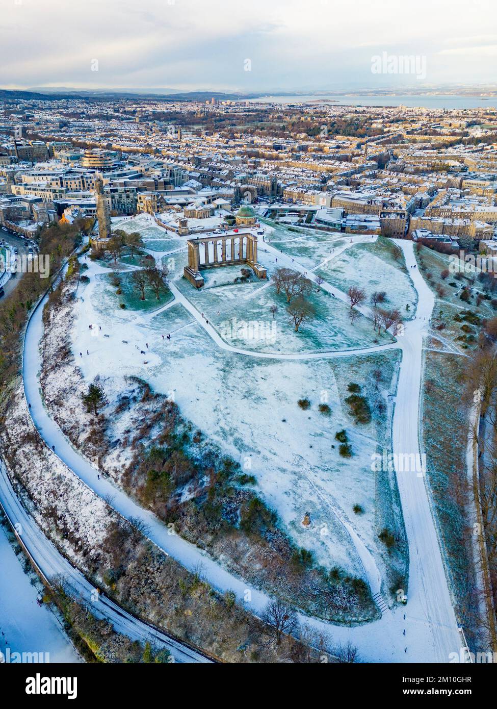 Der Winterschneebedeckte Calton Hill in Edinburgh, Schottland, Großbritannien, aus der Vogelperspektive Stockfoto