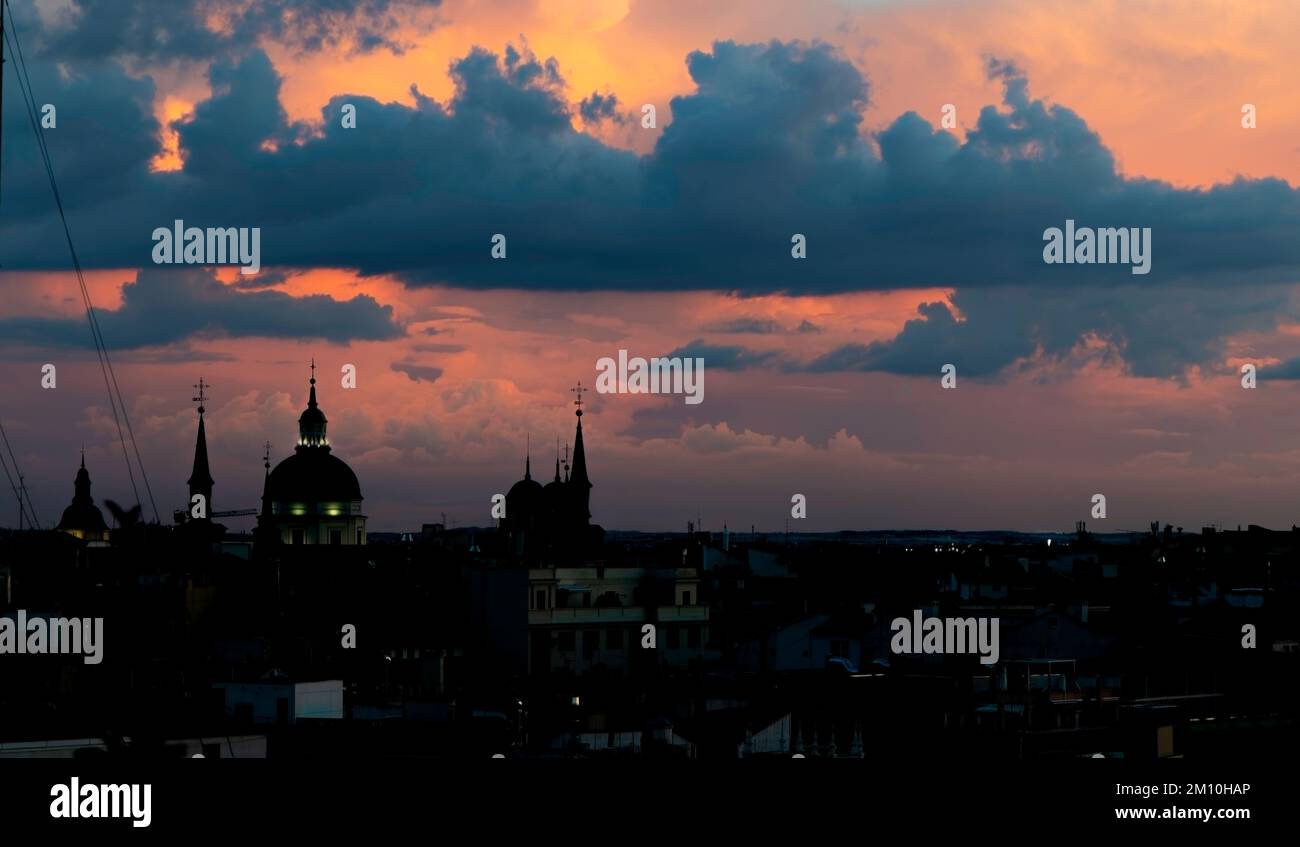 Skyline von Madrid, Spanien, bei Einbruch der Nacht. Altstadt. Bewölkter, warmer Himmel. Stockfoto