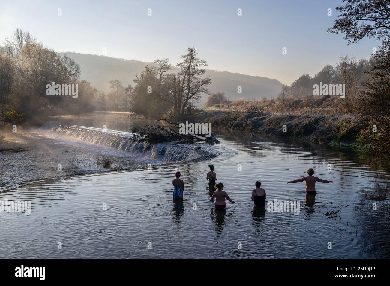 Schwimmer trotzen dem Wasser im Fluss Avon in Warleigh Weir bei Bath in Somerset heute Morgen, als die Temperaturen über Großbritannien sinken. Stockfoto