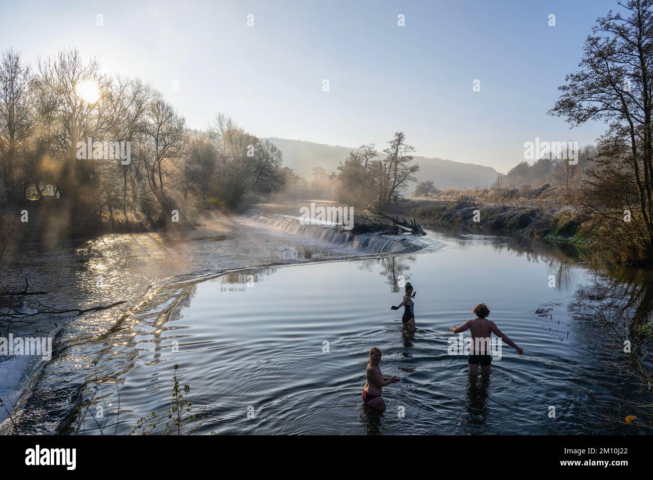 Schwimmer trotzen dem Wasser im Fluss Avon in Warleigh Weir bei Bath in Somerset heute Morgen, als die Temperaturen über Großbritannien sinken. Stockfoto