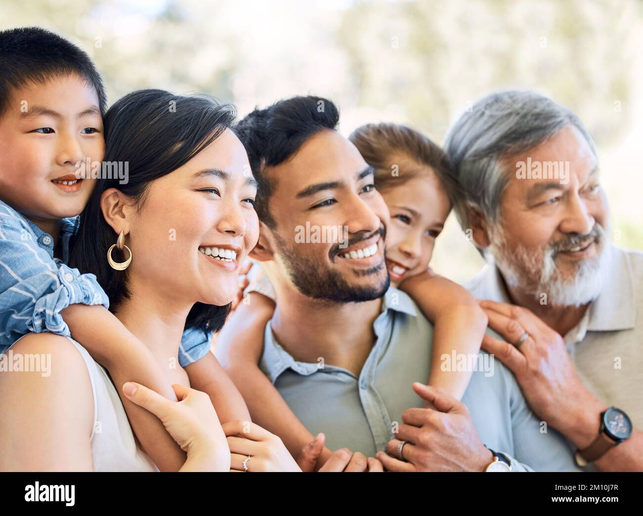 Die Zeit mit der Familie ist Gold wert. Eine glückliche Familie, die Zeit zusammen in einem Garten verbringt. Stockfoto