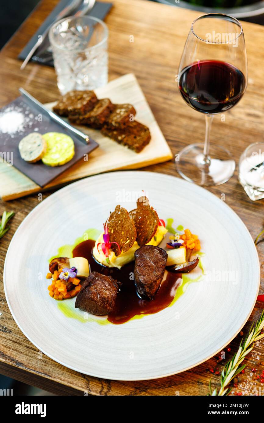 Reh-Filet. Trüffel-Kartoffelpüree, Porcini-Pilze, gebackener Lauch und ...