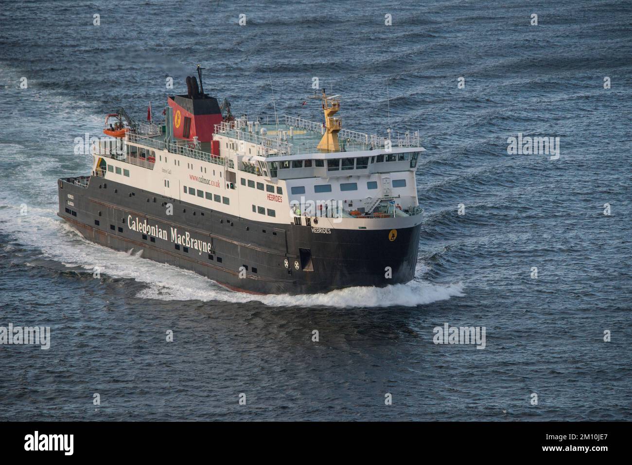 MV Hebriden Segeln nach Uig, Isle of Skye. Das Schiff umfasst das Uig-Dreieck, zu dem auch Tarbert, die Insel Harris und Lochmaddy, North Uist, gehören. Stockfoto