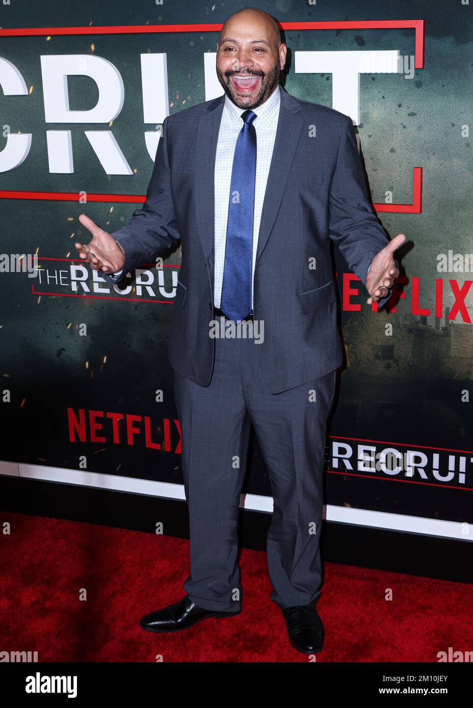 Los Angeles, Usa. 08.. Dezember 2022. LOS ANGELES, KALIFORNIEN, USA - DEZEMBER 08: Der amerikanische Komiker, Schauspieler, Schriftsteller und Produzent Colton Dunn trifft am 8. Dezember 2022 auf der AMC The Grove 14 in Los Angeles, Kalifornien, USA auf der Weltpremiere der Saison 1 von Netflix „The Recruit“ ein. (Foto: Rudy Torres/Image Press Agency) Kredit: Image Press Agency/Alamy Live News Stockfoto
