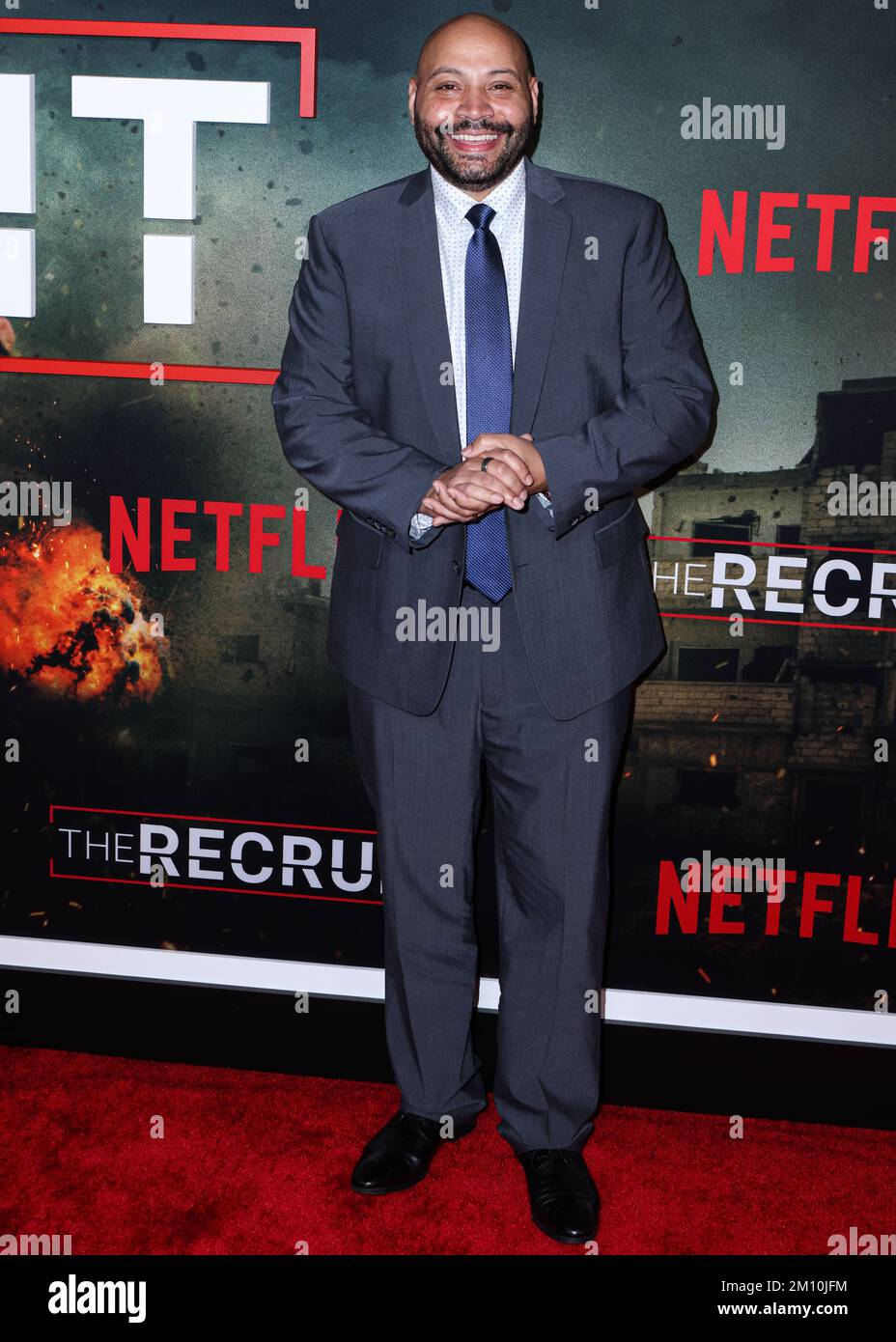 Los Angeles, Usa. 08.. Dezember 2022. LOS ANGELES, KALIFORNIEN, USA - DEZEMBER 08: Der amerikanische Komiker, Schauspieler, Schriftsteller und Produzent Colton Dunn trifft am 8. Dezember 2022 auf der AMC The Grove 14 in Los Angeles, Kalifornien, USA auf der Weltpremiere der Saison 1 von Netflix „The Recruit“ ein. (Foto: Rudy Torres/Image Press Agency) Kredit: Image Press Agency/Alamy Live News Stockfoto