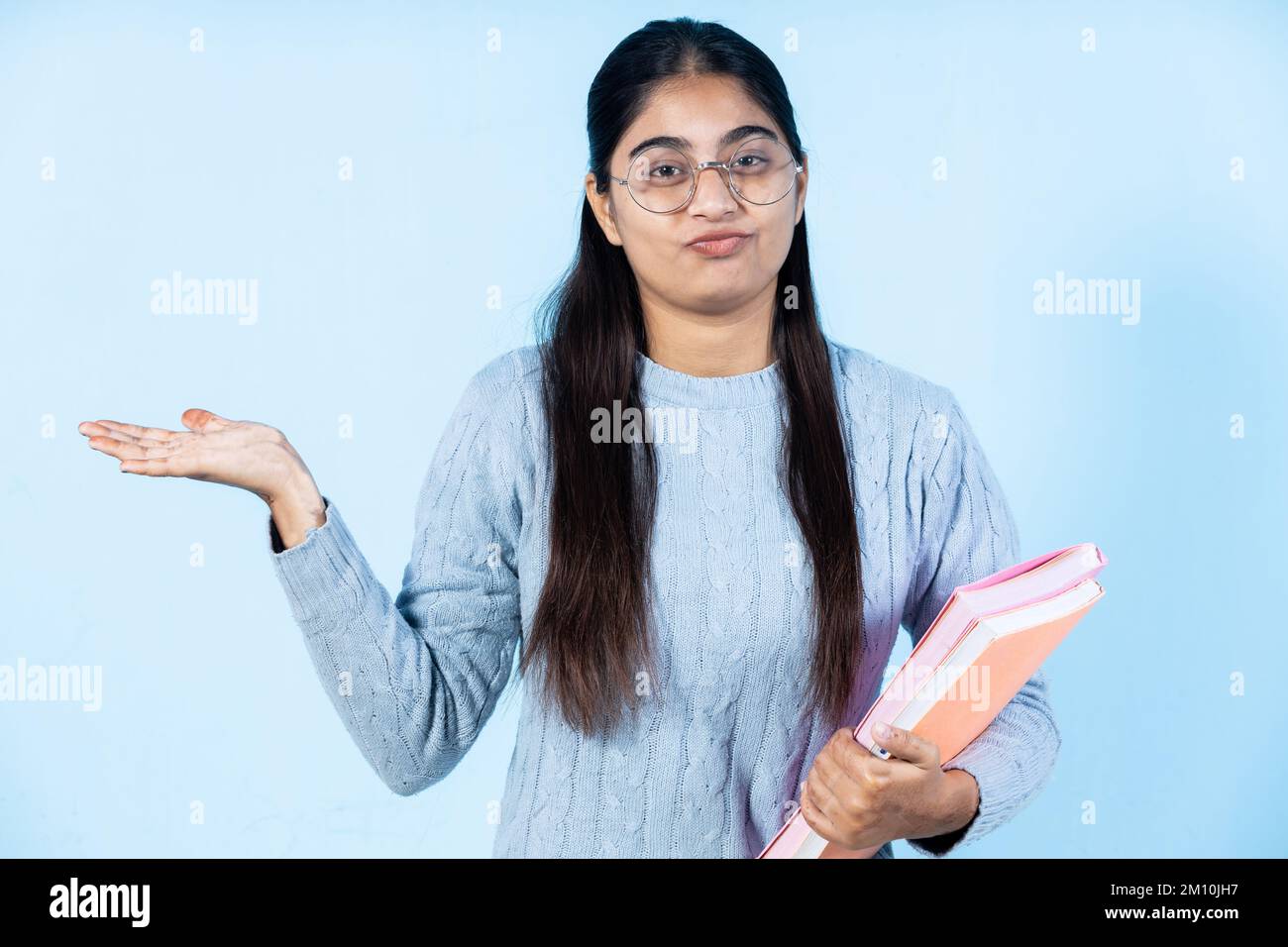 indische junge Studentenschülerin mit Buch Stockfoto