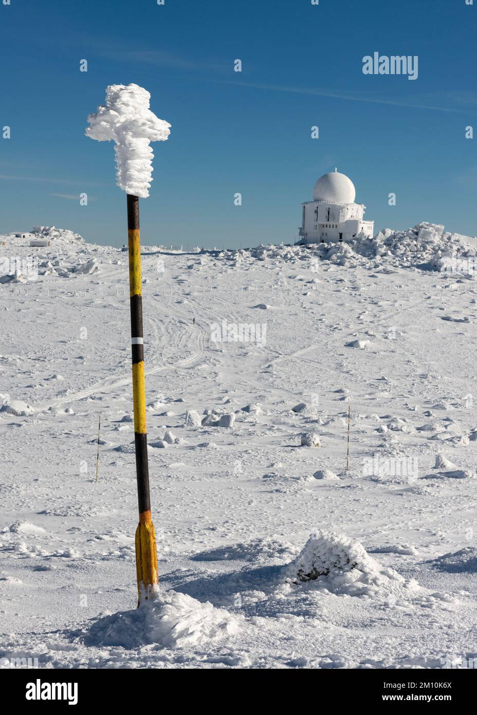 Schneepegelmarkierungsstange und Doppler-Wetterradarstation nahe Black Peak im Vitosha-Berg bei Sofia, Bulgarien Stockfoto