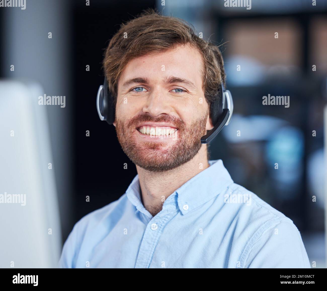 CRM, zufriedener Kundenservice oder Berater mit einem Lächeln im Büro für erfolgreiches Telemarketing oder Kommunikation. Verkaufsberater, Callcenter oder Porträt Stockfoto