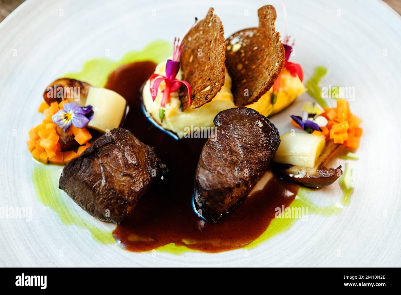 Reh-Filet. Trüffel-Kartoffelpüree, Porcini-Pilze, gebackener Lauch und ...