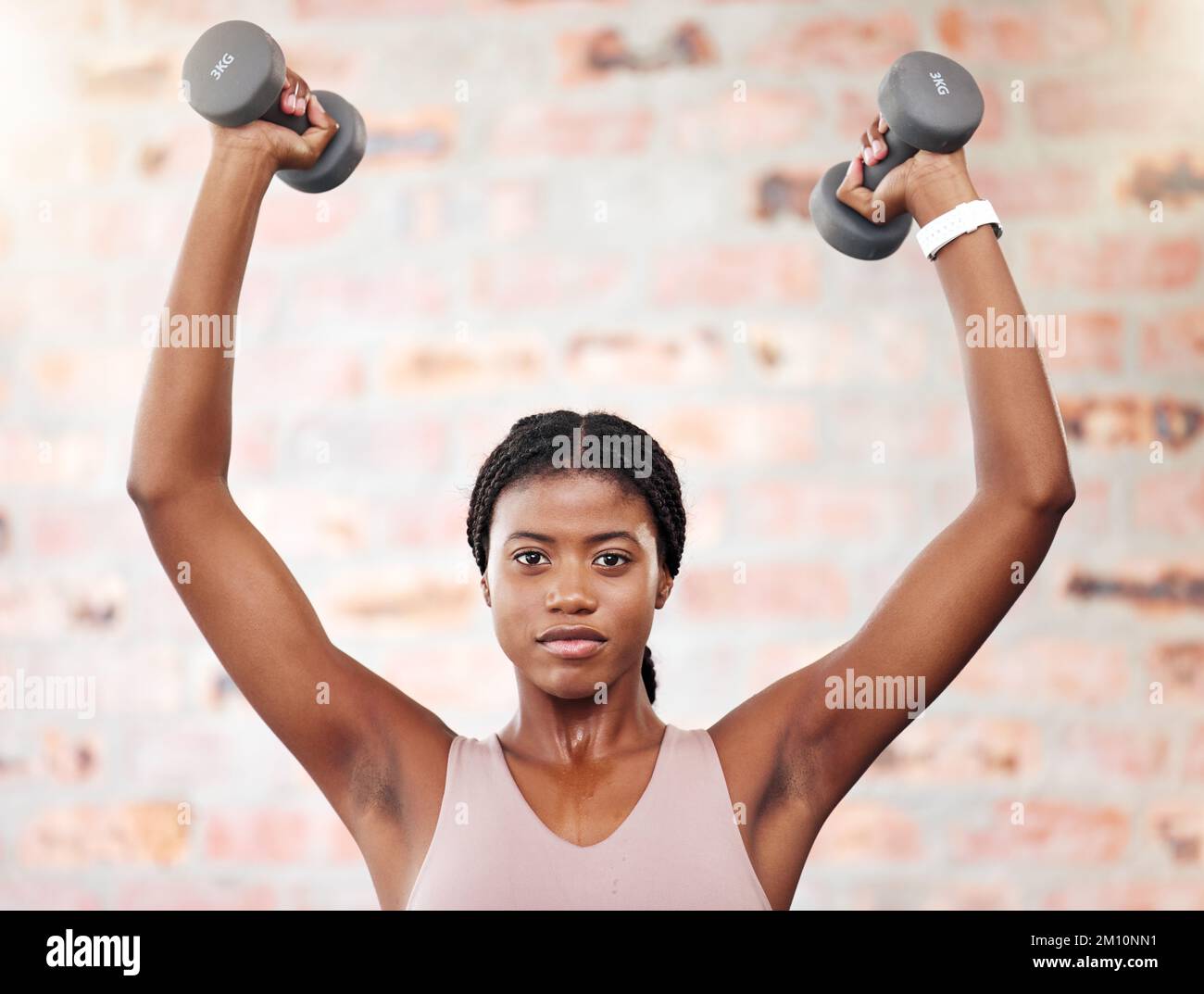 Krafttraining, Fitness Kurzhanteln und schwarze Frau im Fitnessstudio, Gesundheitsübungen und Motivation für Körperziel. Stark, Macht und Porträt eines Afrikaners Stockfoto