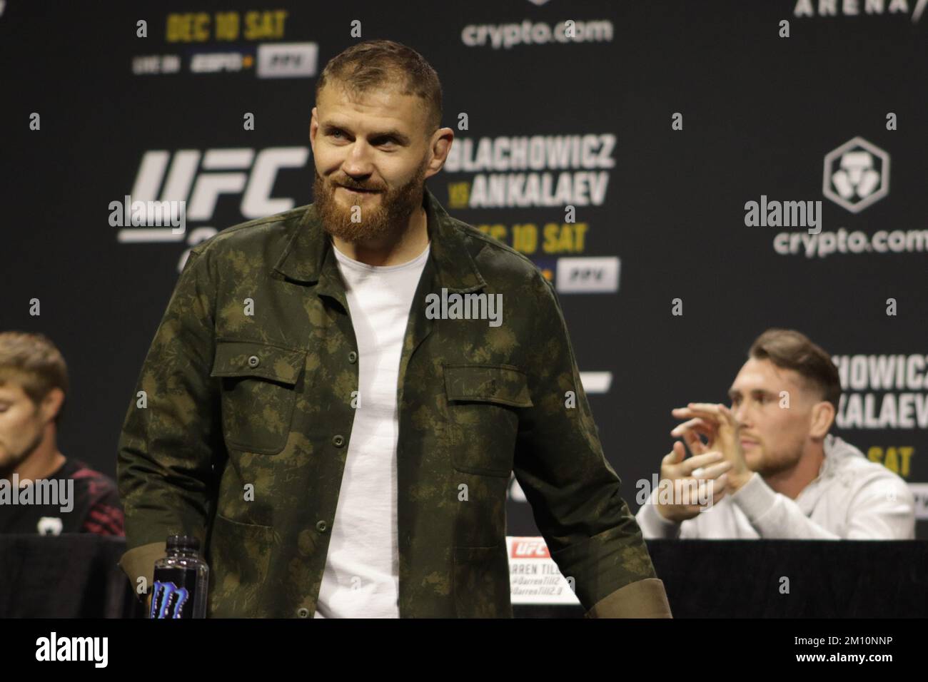 LAS VEGAS, NV - 8. DEZEMBER: Jan Blachowicz interagiert mit den Medien während des UFC 282 Media Day am UFC Apex am 8. Dezember 2022 in Las Vegas, Nevada, USA. (Foto: Diego Ribas/PxImages) Stockfoto