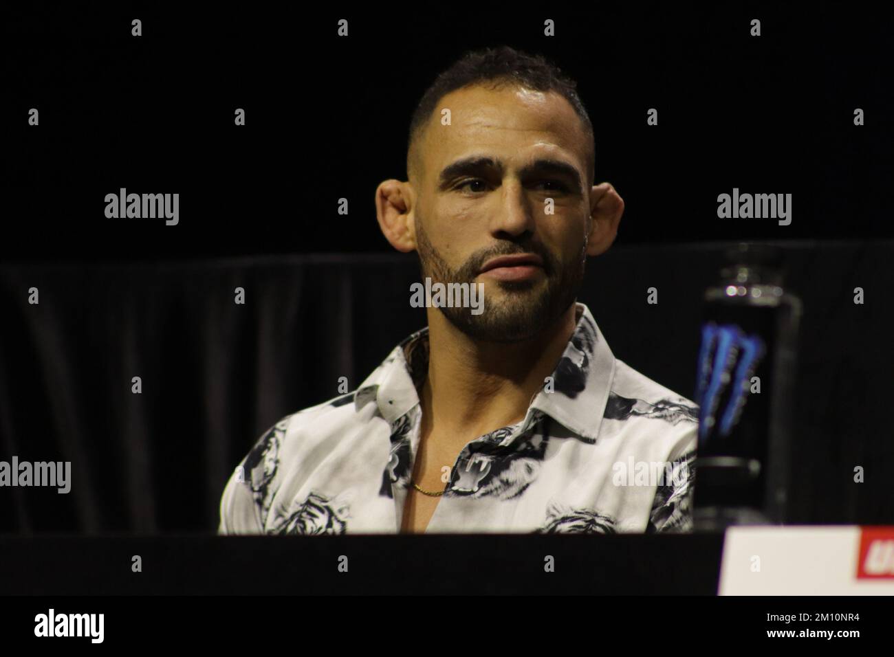 LAS VEGAS, NV - 8. DEZEMBER: Santiago Ponzinibbio interagiert mit den Medien während des UFC 282 Media Day am UFC Apex am 8. Dezember 2022 in Las Vegas, Nevada, USA. (Foto: Diego Ribas/PxImages) Stockfoto