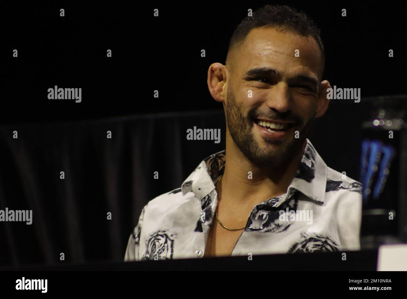 LAS VEGAS, NV - 8. DEZEMBER: Santiago Ponzinibbio interagiert mit den  Medien während des UFC 282 Media Day am UFC Apex am 8. Dezember 2022 in Las  Vegas, Nevada, USA. (Foto: Diego Ribas/PxImages Stockfotografie - Alamy
