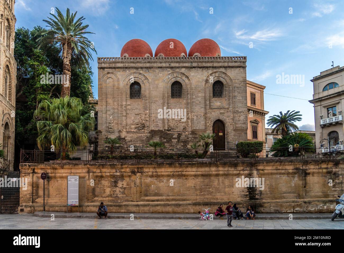 Die Kirche San Cataldo, ein Beispiel des normannisch-bizantinischen Stils in Palermo, Sizilien. Es ist bekannt durch seine drei roten Kuppeln. Italien. Stockfoto