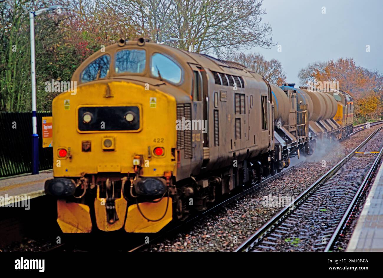 Klasse-37422-Lokomotive auf der Rückseite des Rail Head Treatment Train in Poppleton, North Yorkshire, England Stockfoto