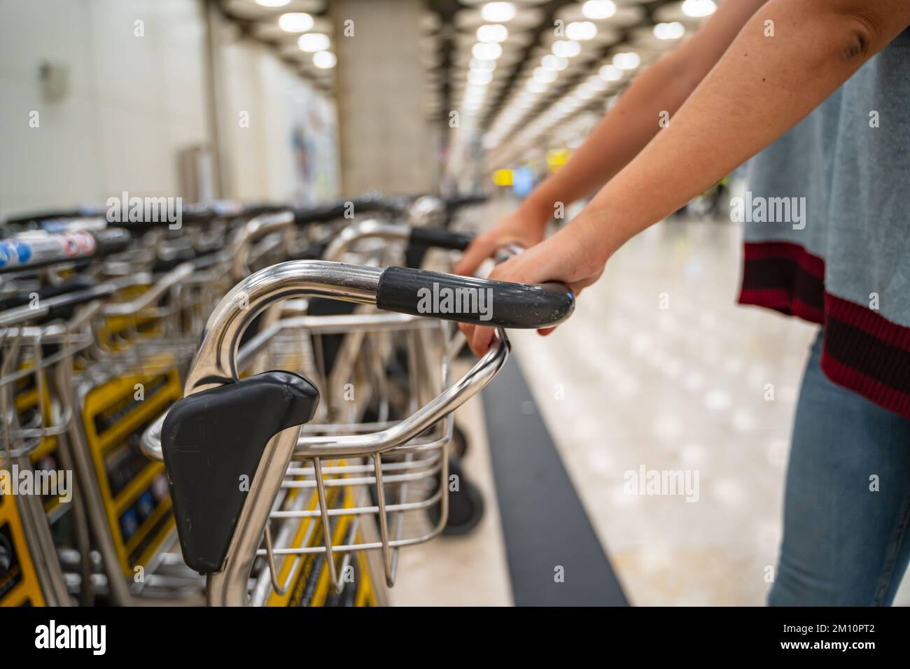 Gepäckwagen, der am Flughafen für Reisende zusammengestellt ist Stockfoto