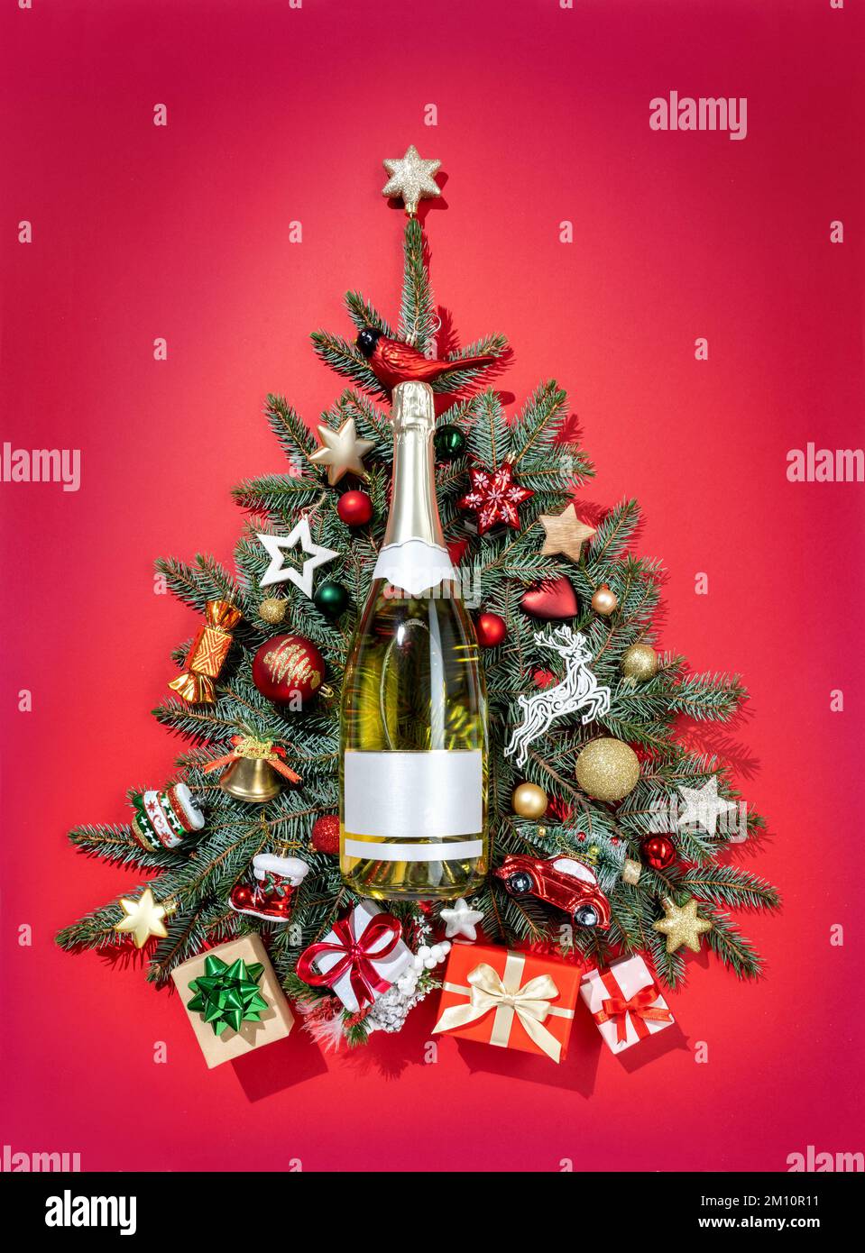 Tannenzweige mit Dekorationsspielzeug und Champagner. Merry Christmas und Happy New Year Concept Stockfoto