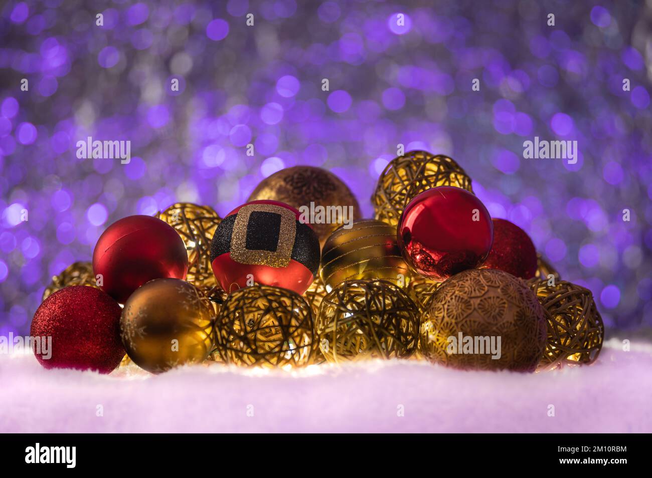 Weihnachtsdekorationen, rote und goldene Kugeln, Rattankugeln, Lichter. Glitzernder, glänzender, farbenfroher Hintergrund. Weihnachtsschmuck. El-Bokeh-Mauer. Stockfoto