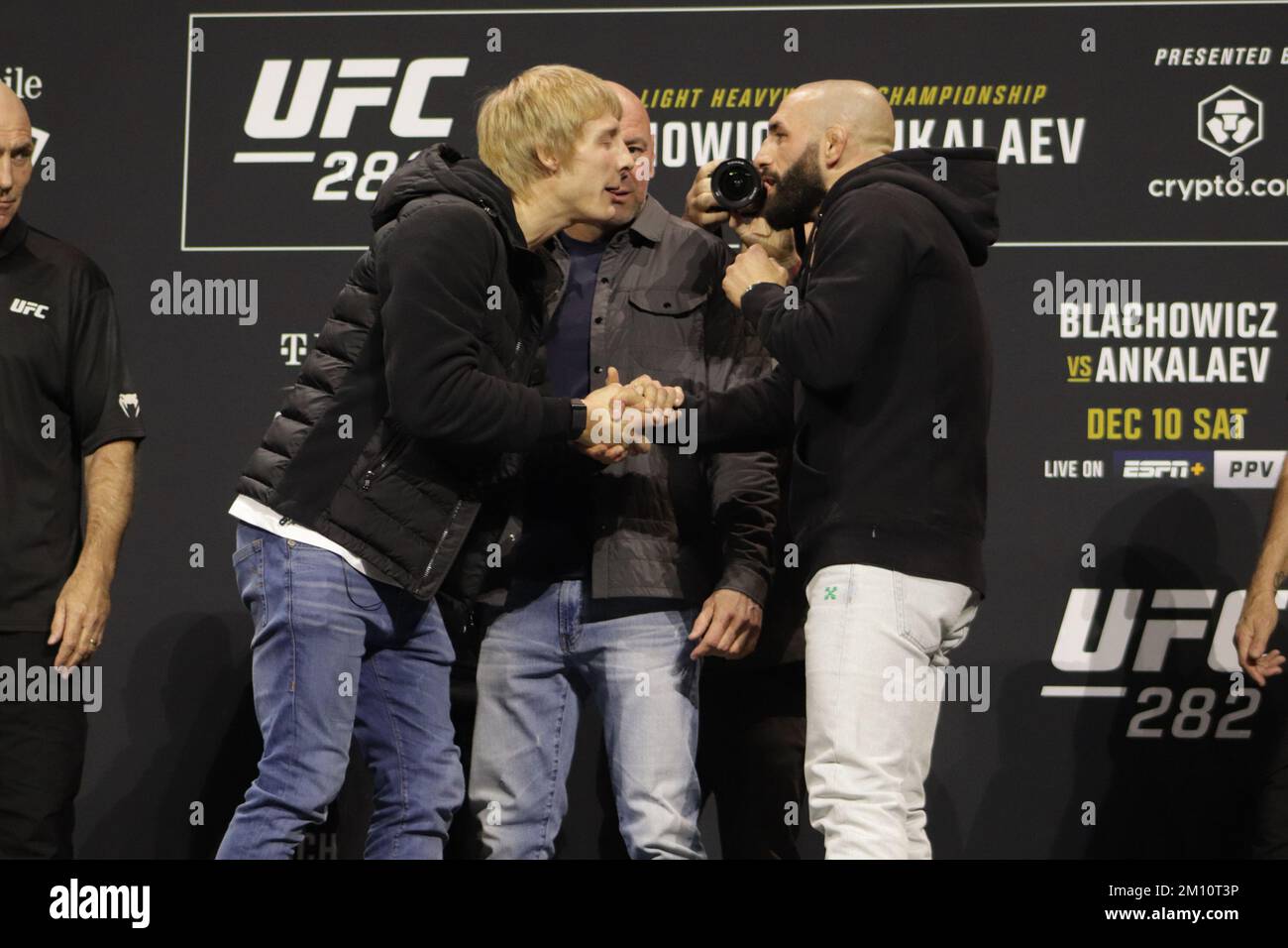 Las Vegas, Nevada, Usa. 08.. Dezember 2022. UFC Apex LAS VEGAS, NV - 8. DEZEMBER: (L-R) Paddy Pimblett und Jared Gordon begegnen während des UFC 282 Media Day am UFC Apex am 8. Dezember 2022 in Las Vegas, Nevada, USA, Medien. (Foto: Diego Ribas/PxImages) (Diego Ribas/SPP) Guthaben: SPP Sport Press Photo. Alamy Live News Stockfoto