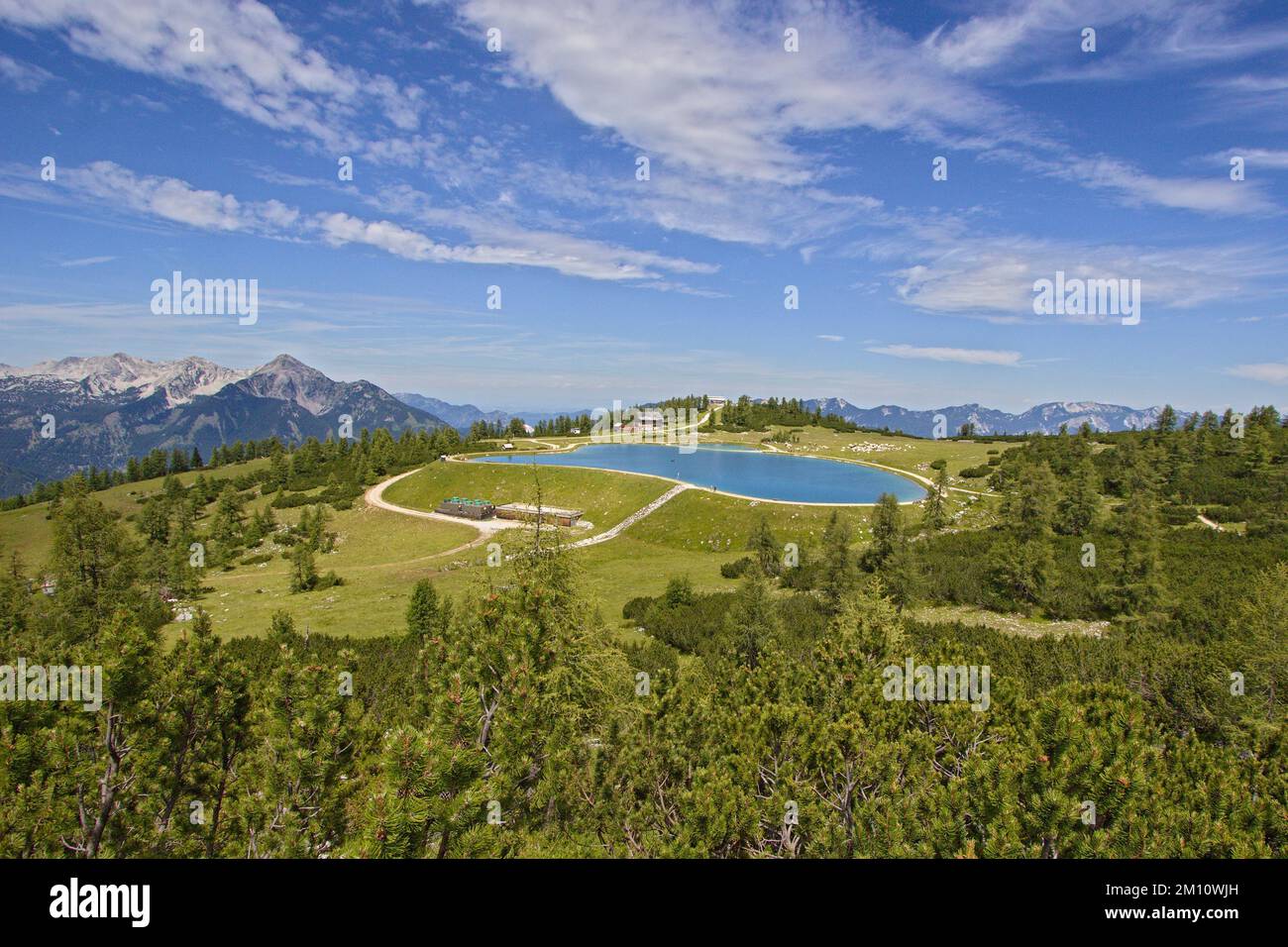 Schalkogelsee und Totes Gebirge höchste Berge (Grosser Priel, Spitzmauer) an einem sonnigen Tag, Alpen, Österreich Stockfoto
