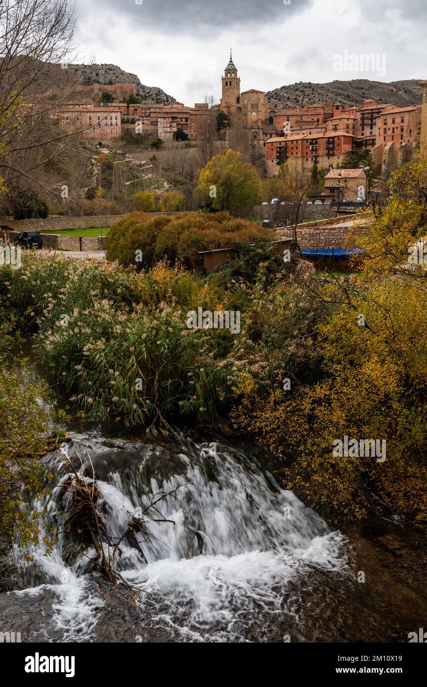 Blick auf die Stadt Albarracin an einem Herbsttag. Albarracin liegt in