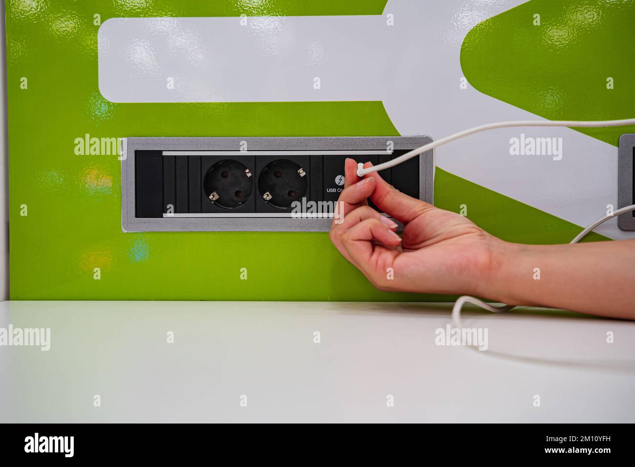 Aufladen des mobilen Geräts am Flughafen ohne Stecker, nur über das USB-Kabel Stockfoto Aufladen des mobilen Geräts am Flughafen ohne Stecker, nur über das USB-Kabel Stockfoto