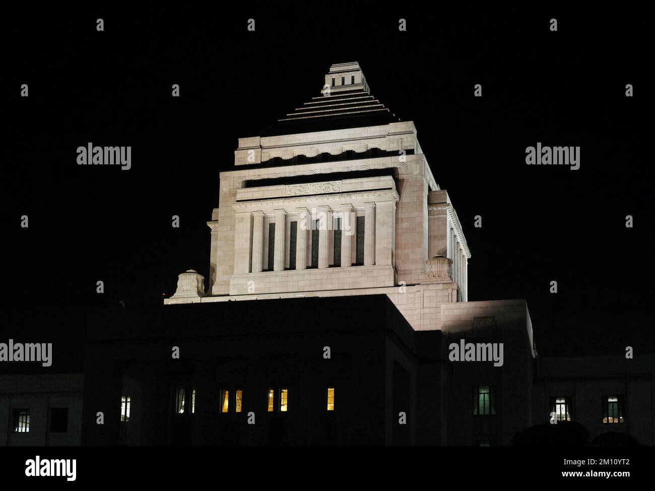Tokio, Japan. 9.. Dezember 2022. Das japanische National Diet Building wird am Freitag, den 9. Dezember 2022 in Tokio beleuchtet. Am 10. Dezember wird eine außerordentliche Sitzung des Parlaments beendet. Kredit: Yoshio Tsunoda/AFLO/Alamy Live News Stockfoto