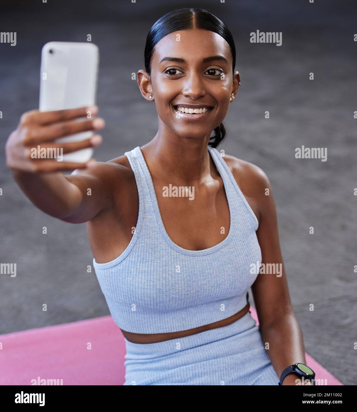Fitness-Selfie, Sportfläche und Frau mit Post in sozialen Medien, Aktualisierung von Profilbildern oder Blog auf der Wellness-Website in der mobilen App. Smartphone-Fotografie Stockfoto